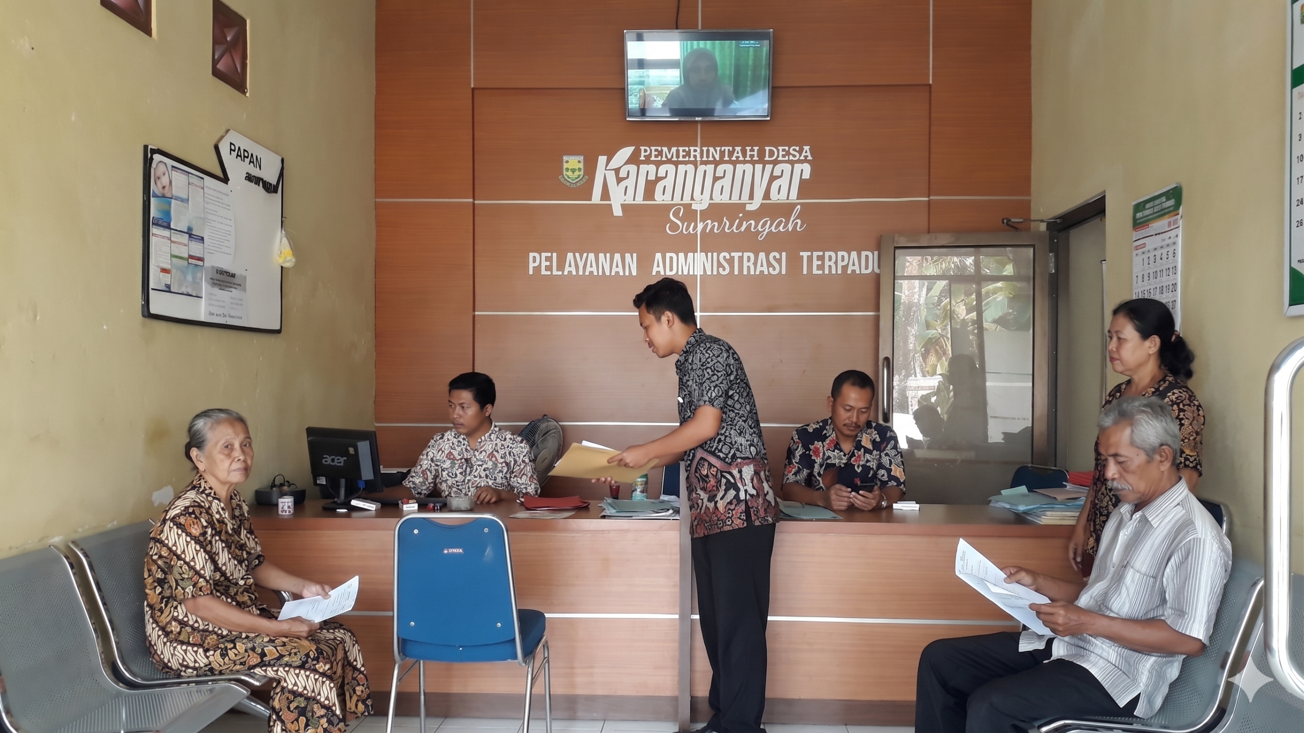 pelayanan desa digital di kantor Desa Karanganyar Purbalingga