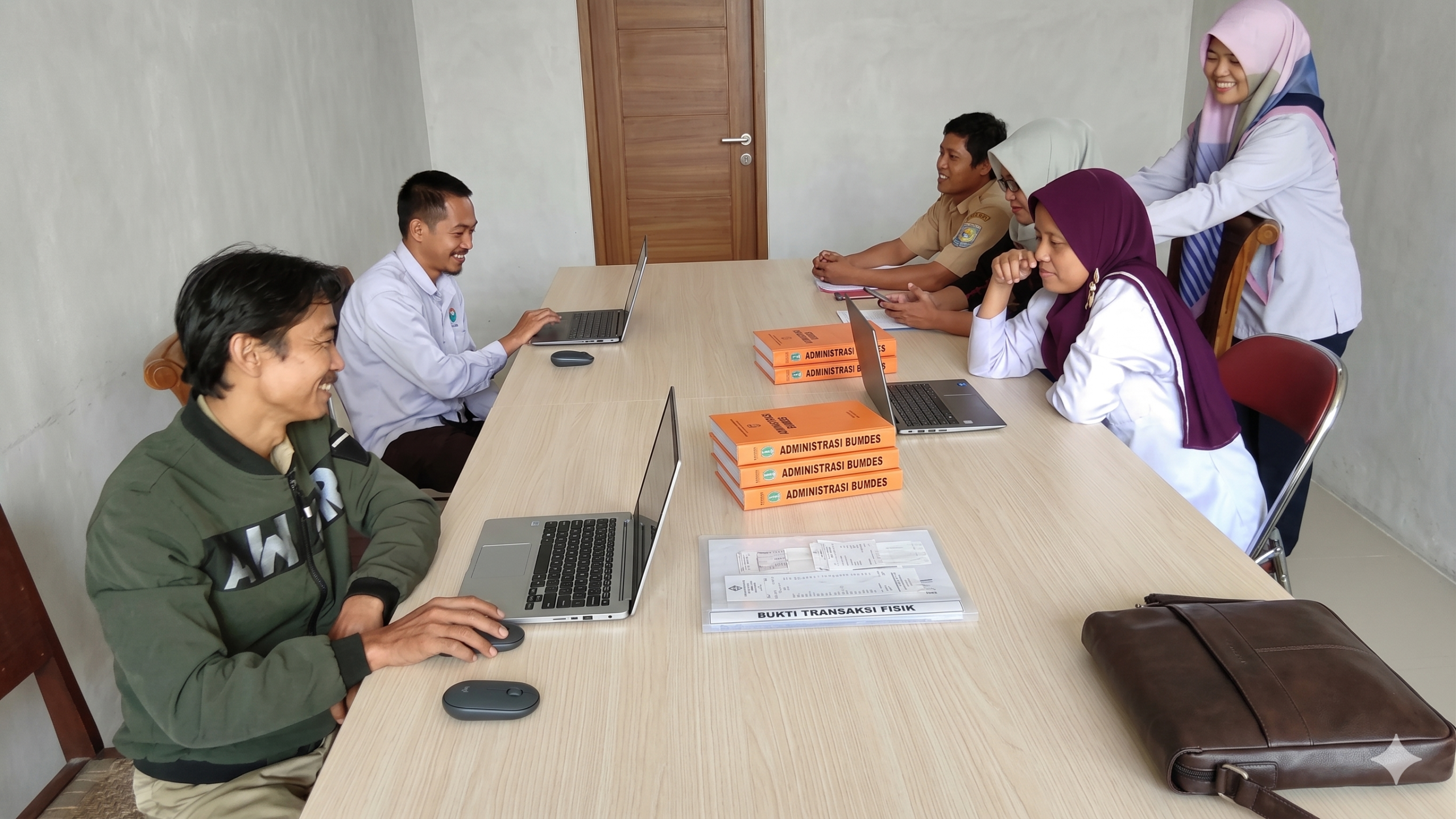 Pengurus BUMDes mencatat kas masuk dan kas keluar di Excel